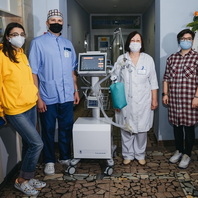 ОККО Group разом із благодійним фондом «Рідні» передали лікарням Львова та області апарати штучної вентиляції легень
